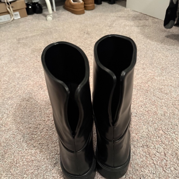 Boots - Picture 3 of 6